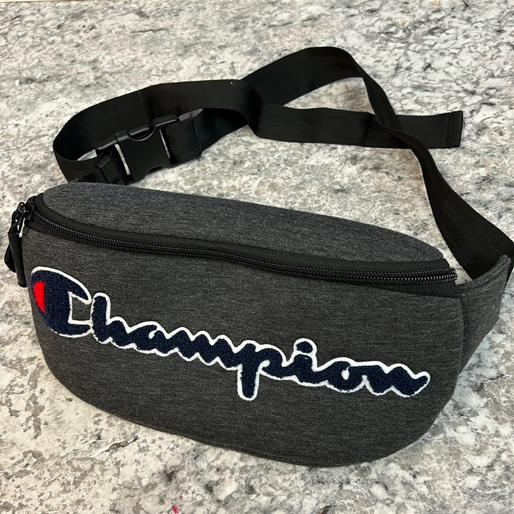 Champion cross body pack